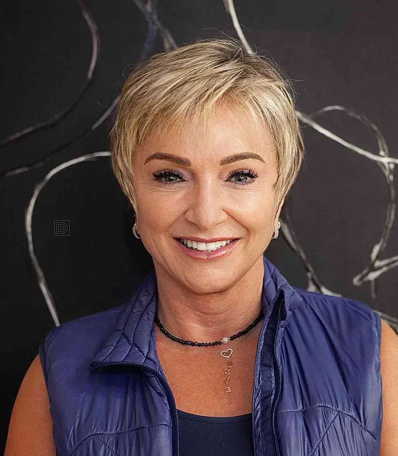 Wispy pixie frizura s nježnim slojevima i suptilnim šiškama za ovalno lice