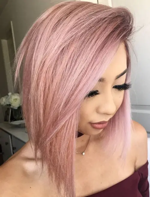 Asimetrični bob sa stranim razdjeljkom i dužim pramenovima koji vizualno izdužuju okruglo lice