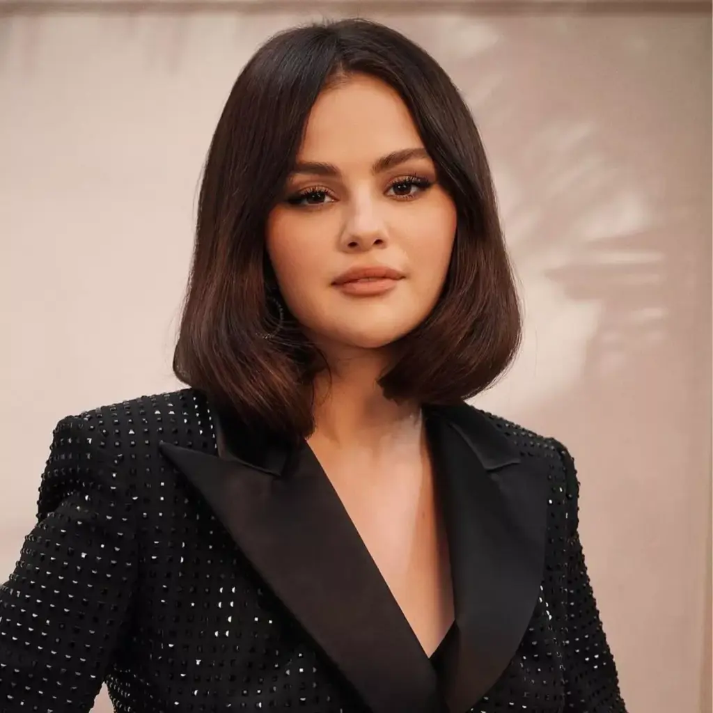 "Blago zakrivljeni midi bob sa zakrivljenim vrhovima koji dodaju mekoću i uravnotežuju srcoliko lice