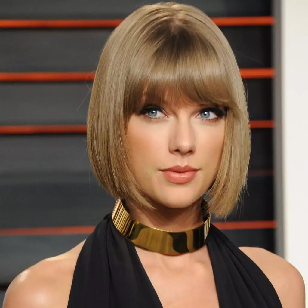 Blunt bob s punim šiškama koji skraćuje i vizualno proširuje duguljasto lice