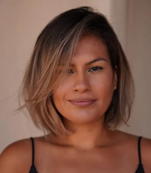 Bob frizura sa strano počešljanim šiškama koje dodaju asimetriju i izdužuju okruglo lice