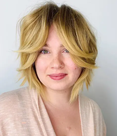 Choppy bob s curtain šiškama koje izdužuju i vizualno sužavaju okruglo licedf