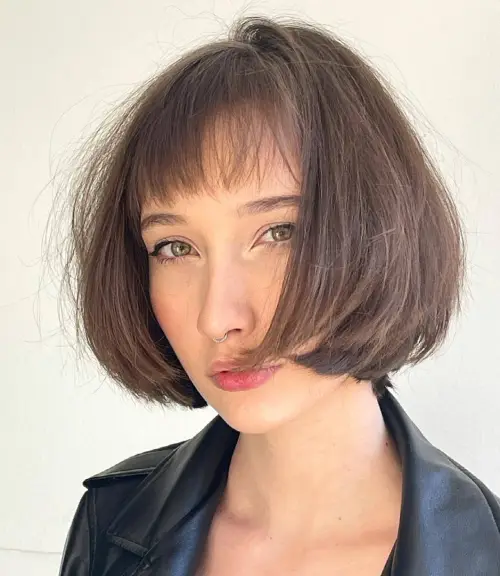 Francuski bob do brade s prozračnim šiškama koje ublažavaju crte dijamantnog lica