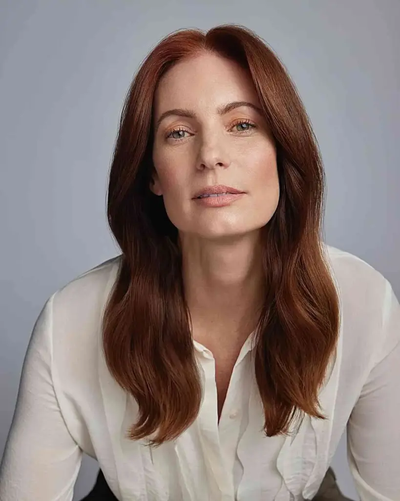 Gladak rez sa središnjim razdjeljkom koji vizualno izdužuje i uravnotežuje kvadratno lice