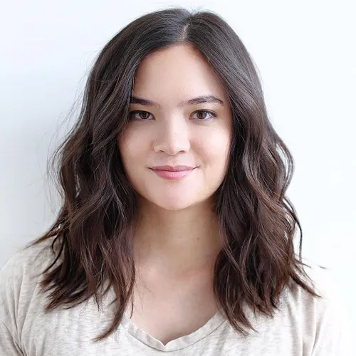 Mekani valovi do ramena sa stranim razdjeljkom koji uravnotežuju okruglo lice