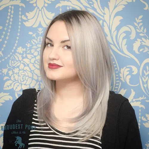 Duga ravna srebrna kosa koja optički stanjuje i produžuje okruglo lice