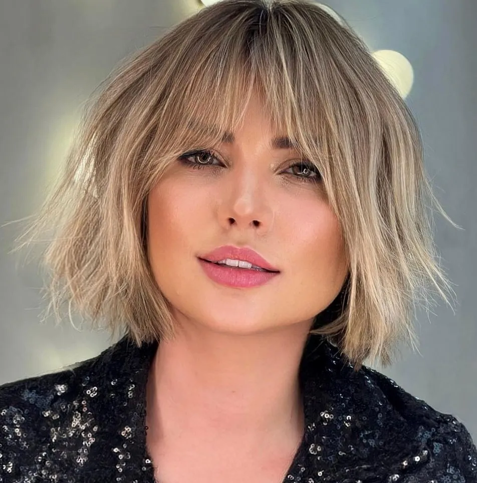 Razbarušeni bob s perjastim šiškama koji dodaje volumen i ublažava oštre linije kvadratnog lica