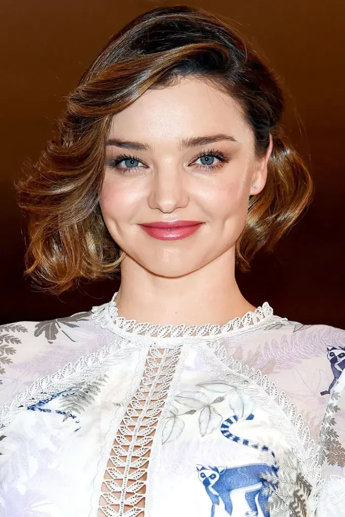 Razigrani razliveni bob s vrhovima oblikovanim prema van, savršen za uravnoteženje proporcija srcolikog lica