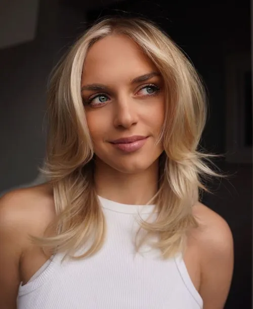 Slojevi oko lica koji omekšavaju crte i naglašavaju jagodice kod dijamantnog lica