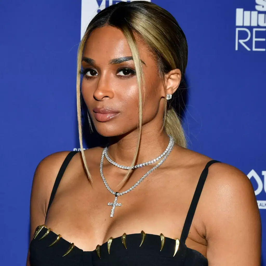 Sredinski razdjeljak s niskim repom koji uravnotežuje proporcije duguljastog lica