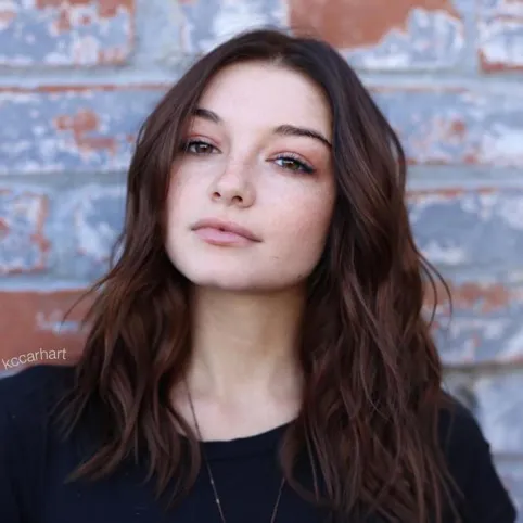 Valovita kosa sa sredinskim razdjeljkom koja dodaje volumen i optički izdužuje okruglo lice