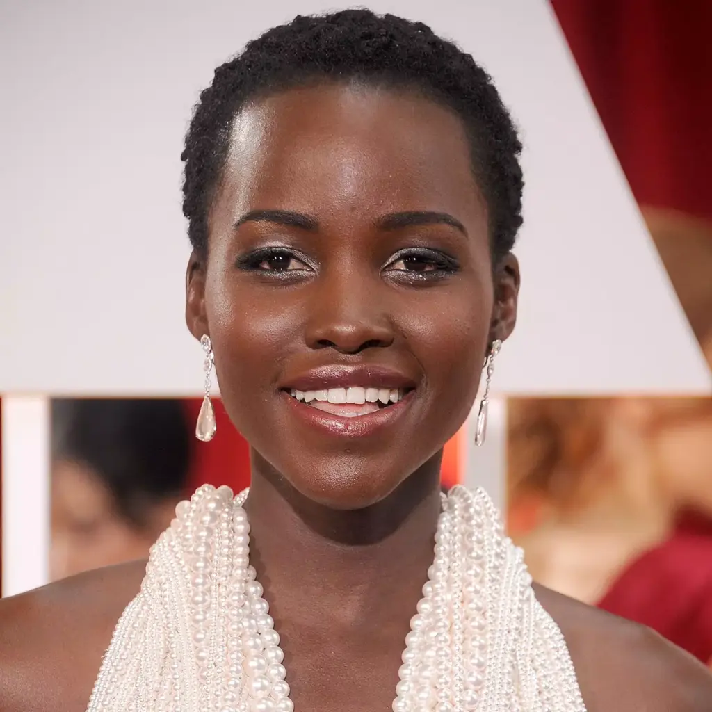 Vrlo kratki pixie koji naglašava oči i jagodice kod duguljastog lica