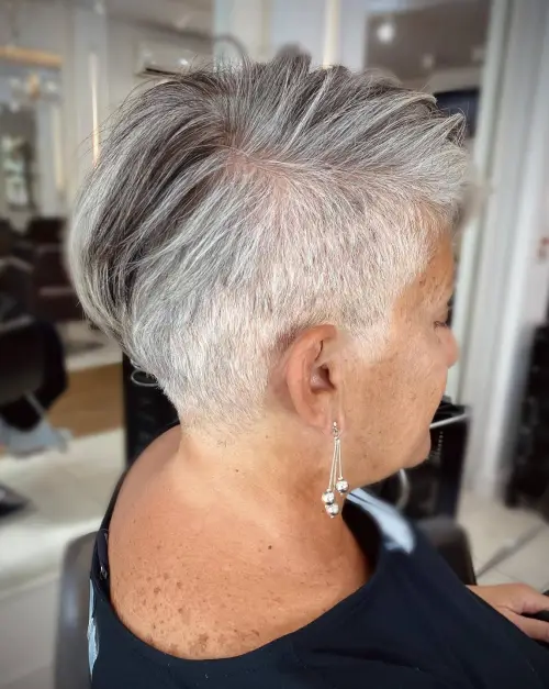 Asimetrični sivi undercut s modernom linijom koja naglašava karakter i osobni stil.