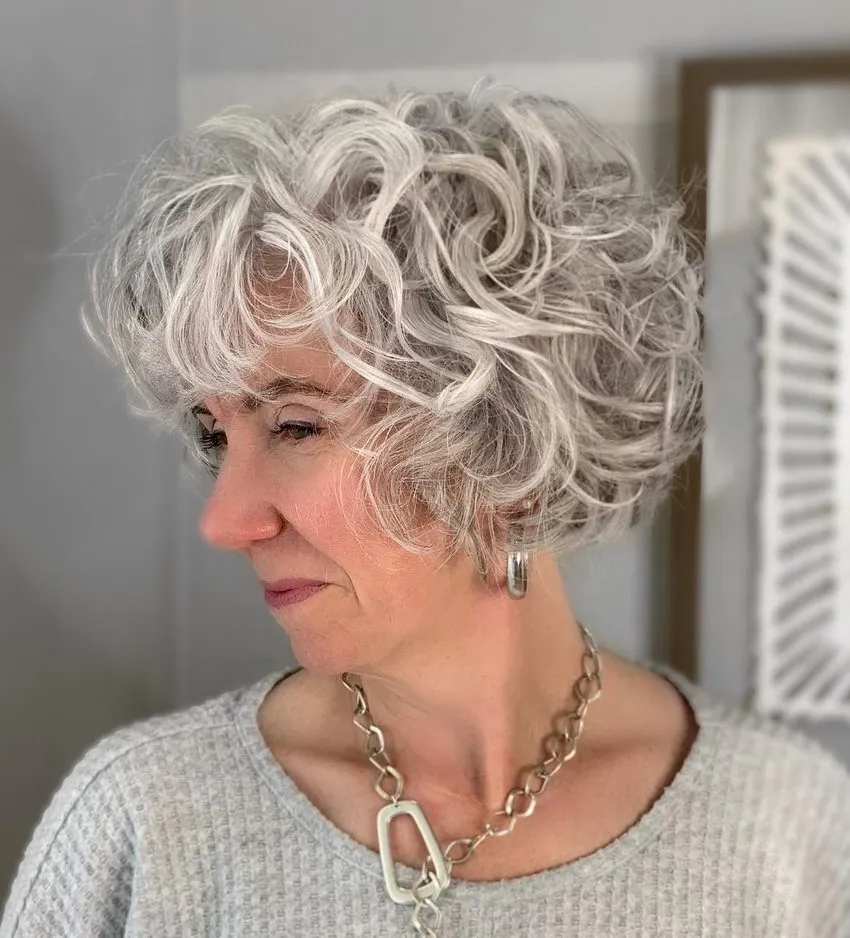 bijeli kovrčavi paž za starije žene, lagan i elegantan s prirodnim volumenom