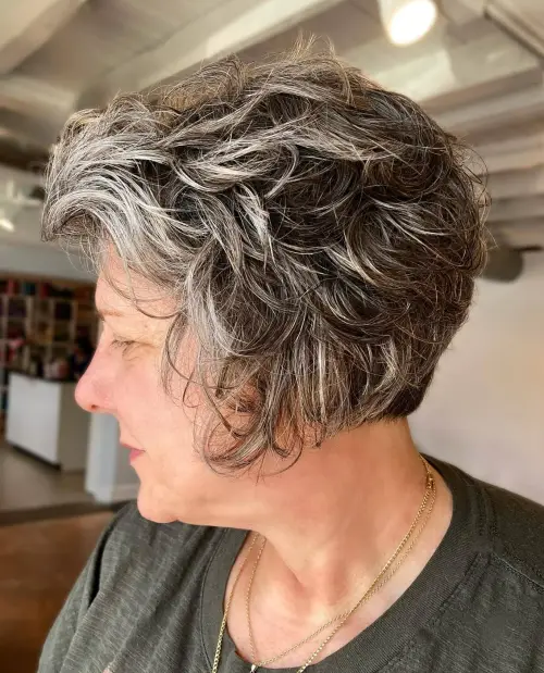 bixie frizura sa slojevima kroz cijelu dužinu za žene starije dobi