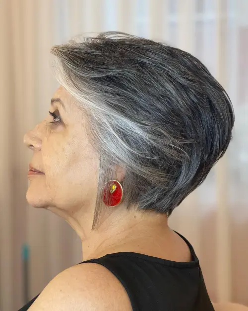 bixie frizura u nijansi sol i papar za starije žene