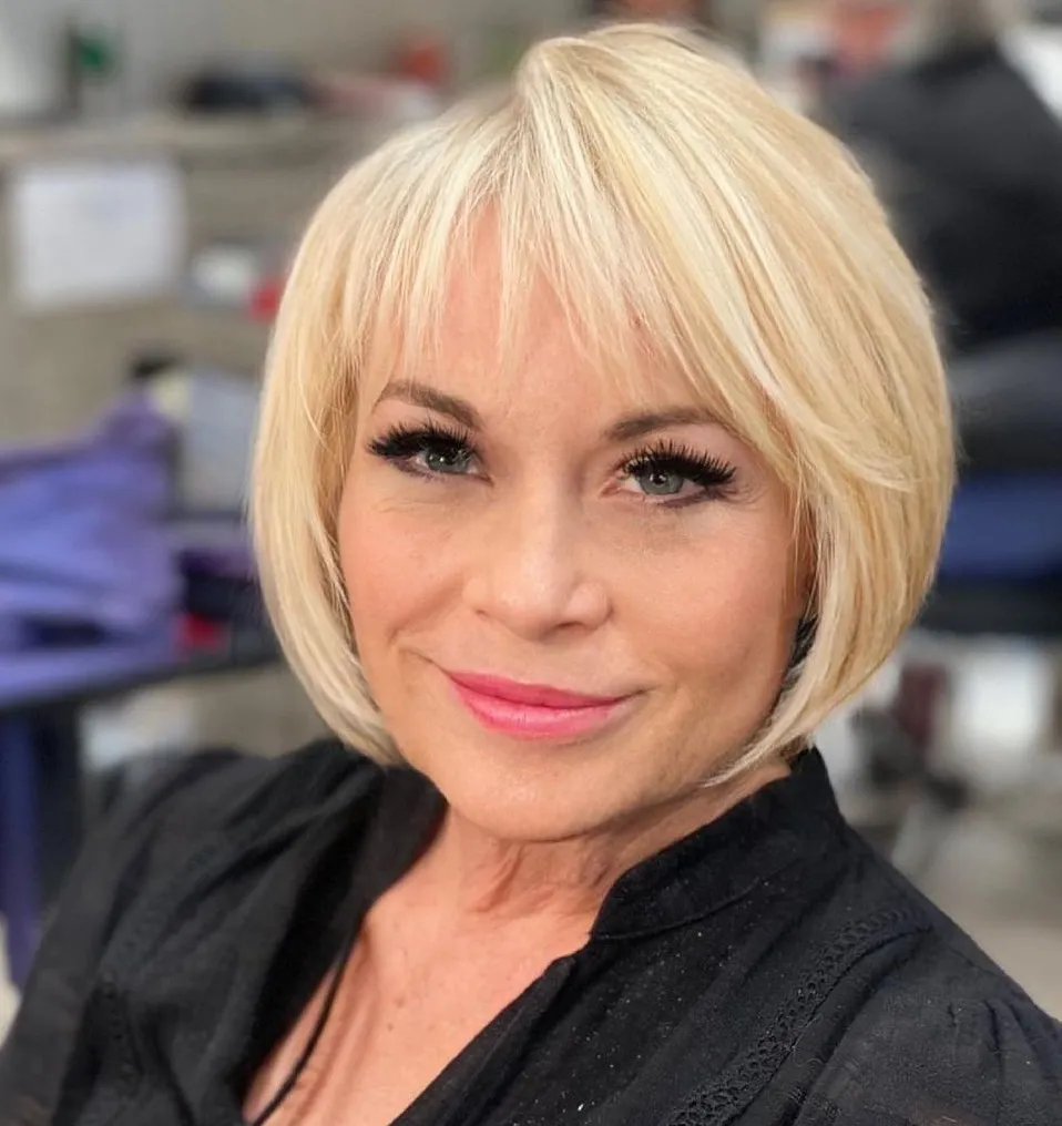 Blond paž s tankom šiškom koji vizualno izdužuje okruglo lice i daje lagan, svjež izgled.