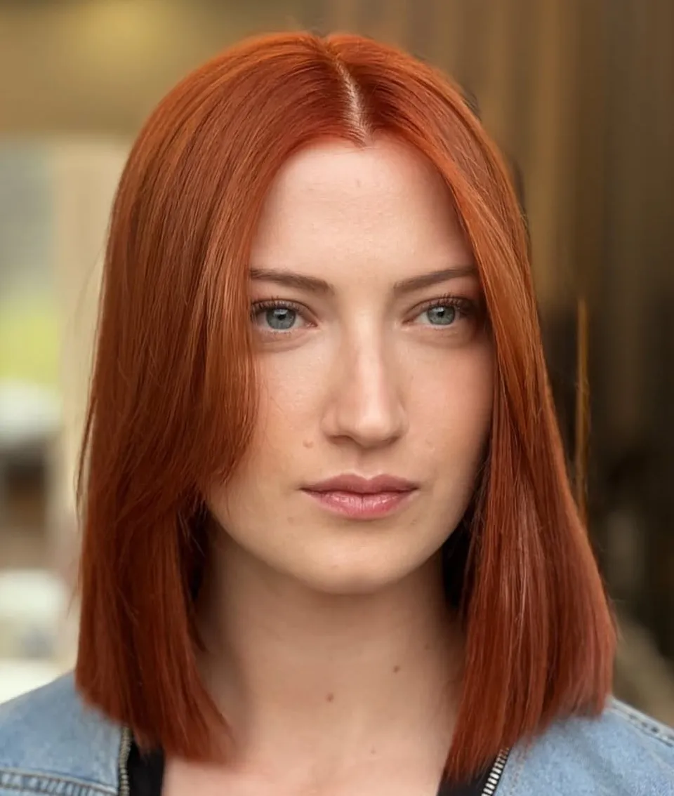 Bob frizura s dužim šiškama koje omekšavaju crte i naglašavaju oči pravokutnog lica.