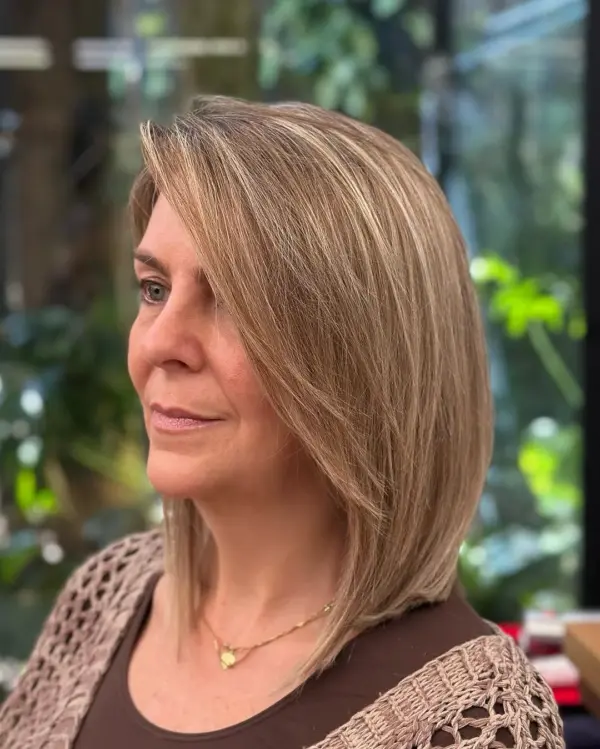 Bočno pošišani lagani slojevi koji uokviruju lice i stvaraju mekši, ženstveniji dojam.