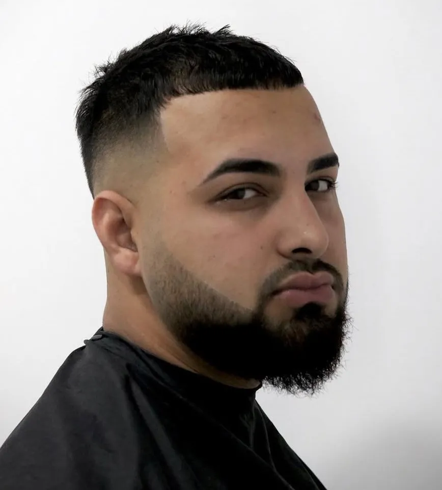 Caesar frizura s bradom koja definira crte i dodaje modernost ovalnom licu.