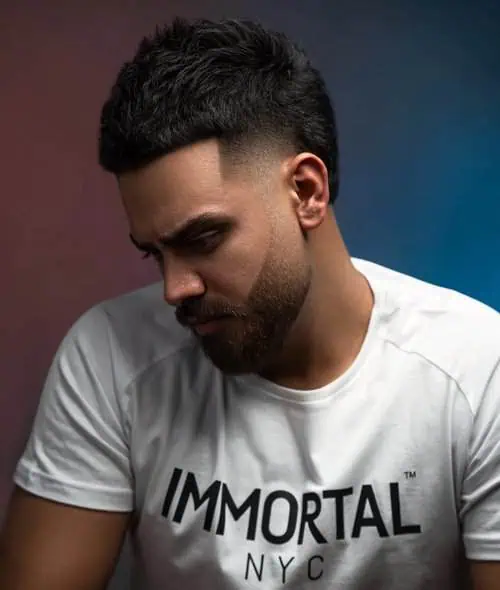 Choppy crop s burst fade prijelazom koji smanjuje vizualnu visinu čela i stvara uravnotežen, moderan izgled.