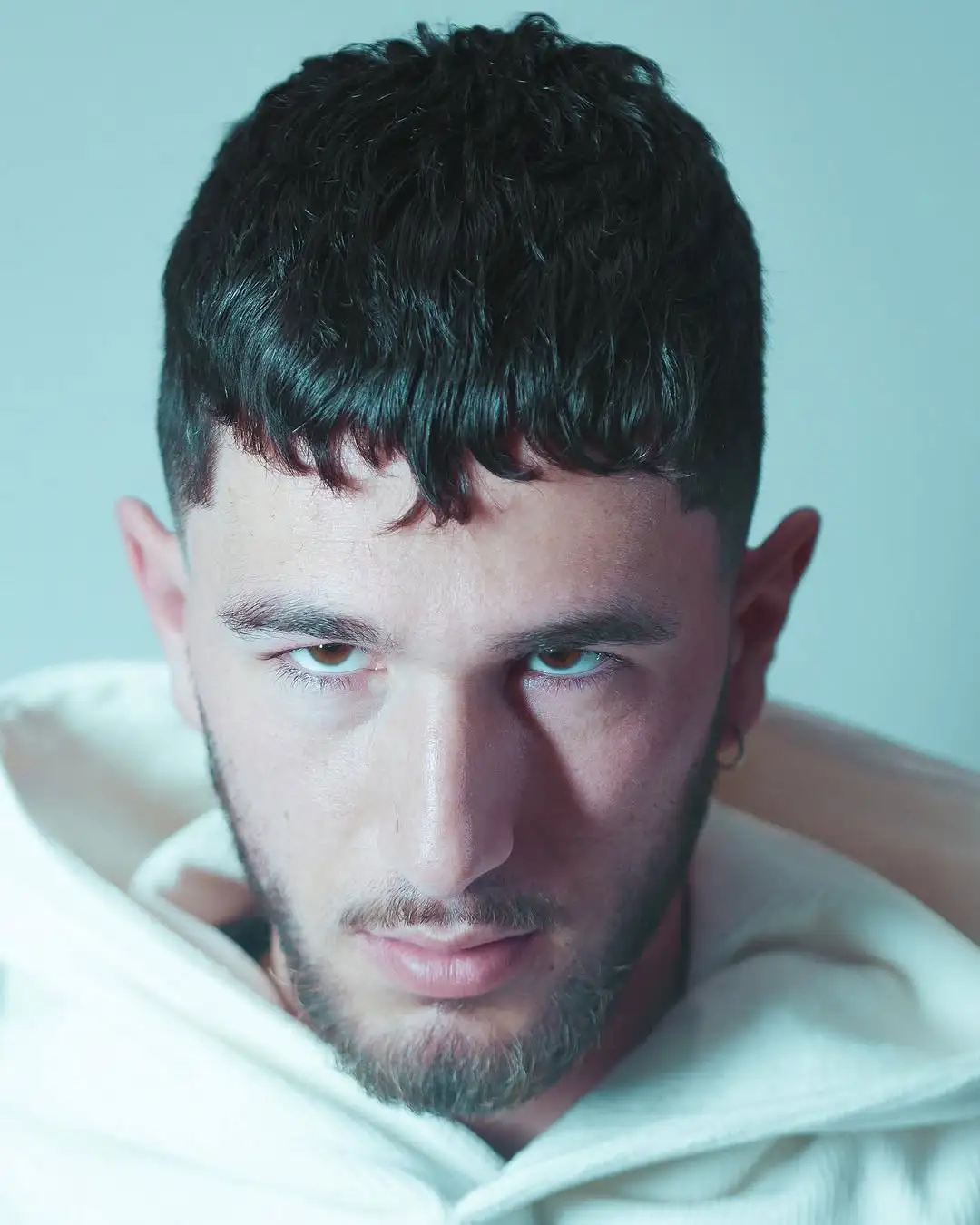 Choppy French Crop frizura koja vizualno skraćuje duguljasto lice i stvara opušten, teksturiran izgled.