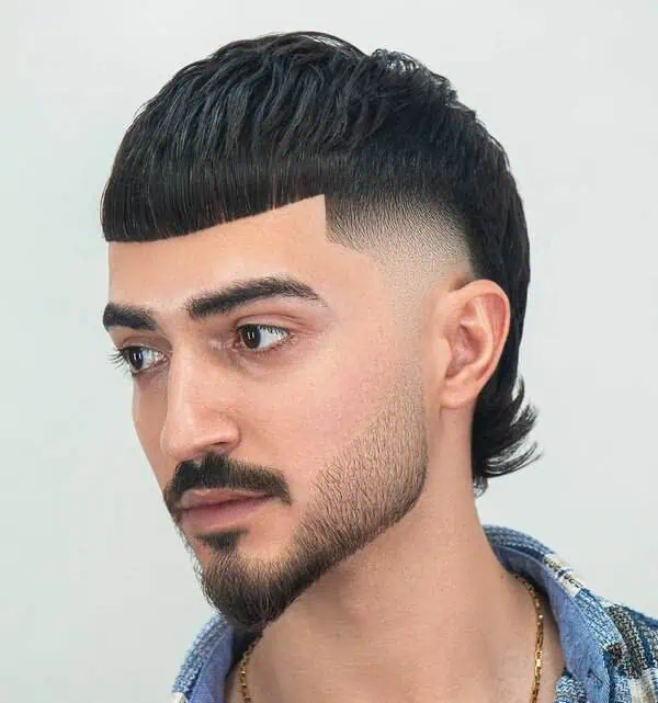 Cropped mullet koji dodaje dinamiku i uravnotežuje suženi donji dio lica.