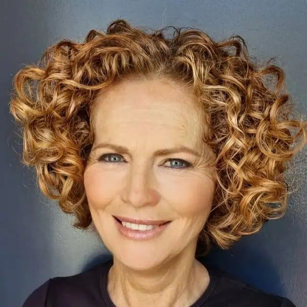 crveni kovrčavi paž s dodatnim volumenom za hrabar i živopisan stil