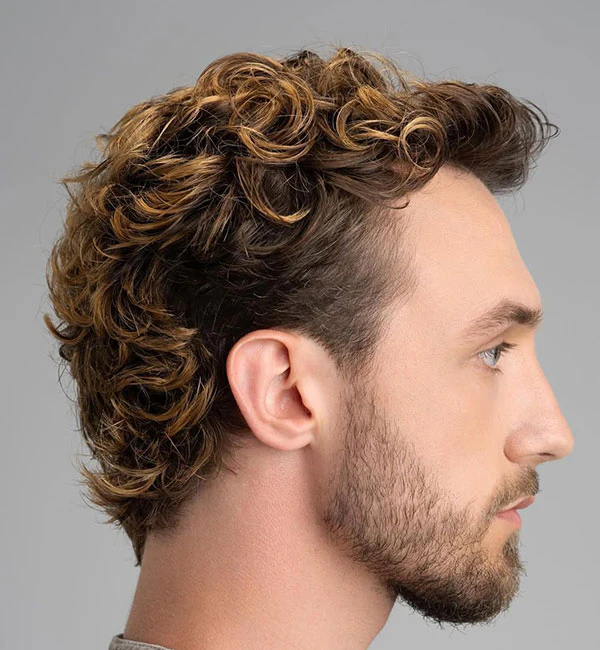Srednje dugi kovrčavi mullet za muškarce s modernim retro karakterom.