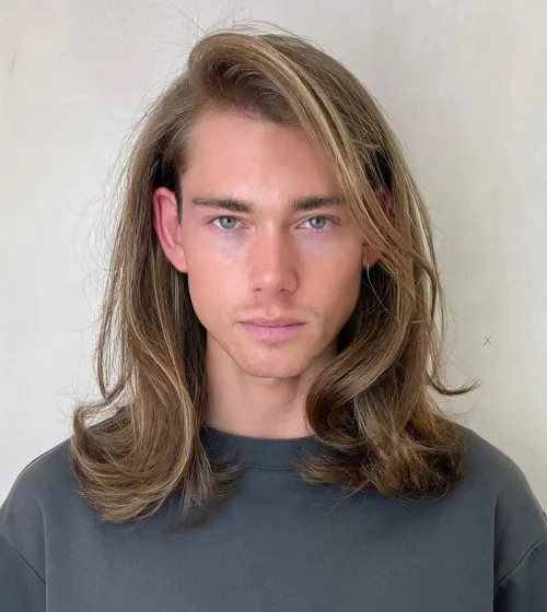 Duga muška comb over frizura do ramena za elegantan stil s prirodnim padom.