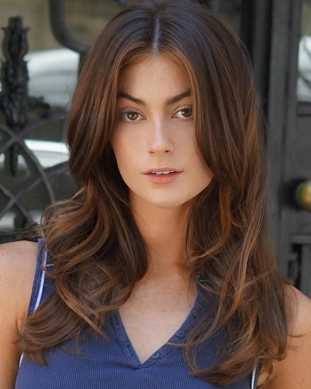 Duga fen frizura sa zavjesastim šiškama koje omekšavaju crte i dodaju volumen pravokutnom licu.