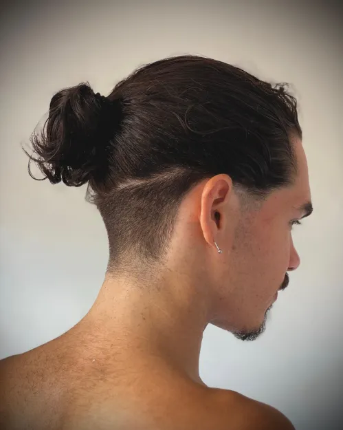 Muški ponytail s undercutom za uredan, moderan i praktičan stil.