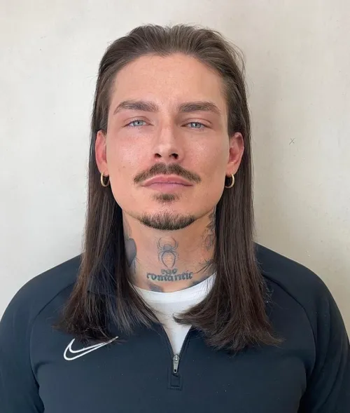 Duga ravna muška frizura blunt cut stila za čist, minimalan izgled.