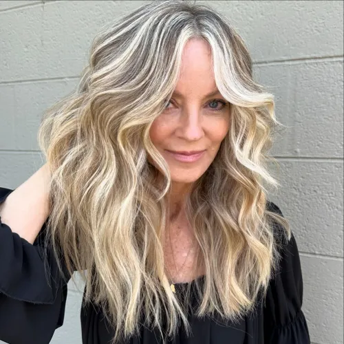 Duga shag frizura s prirodnim valovima koji dodaju pokret, volumen i svježinu.