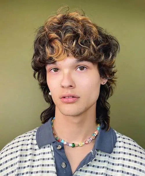 Dugi valoviti pramenovi koji omekšavaju jagodice i uravnotežuju dijamantni oblik lica.