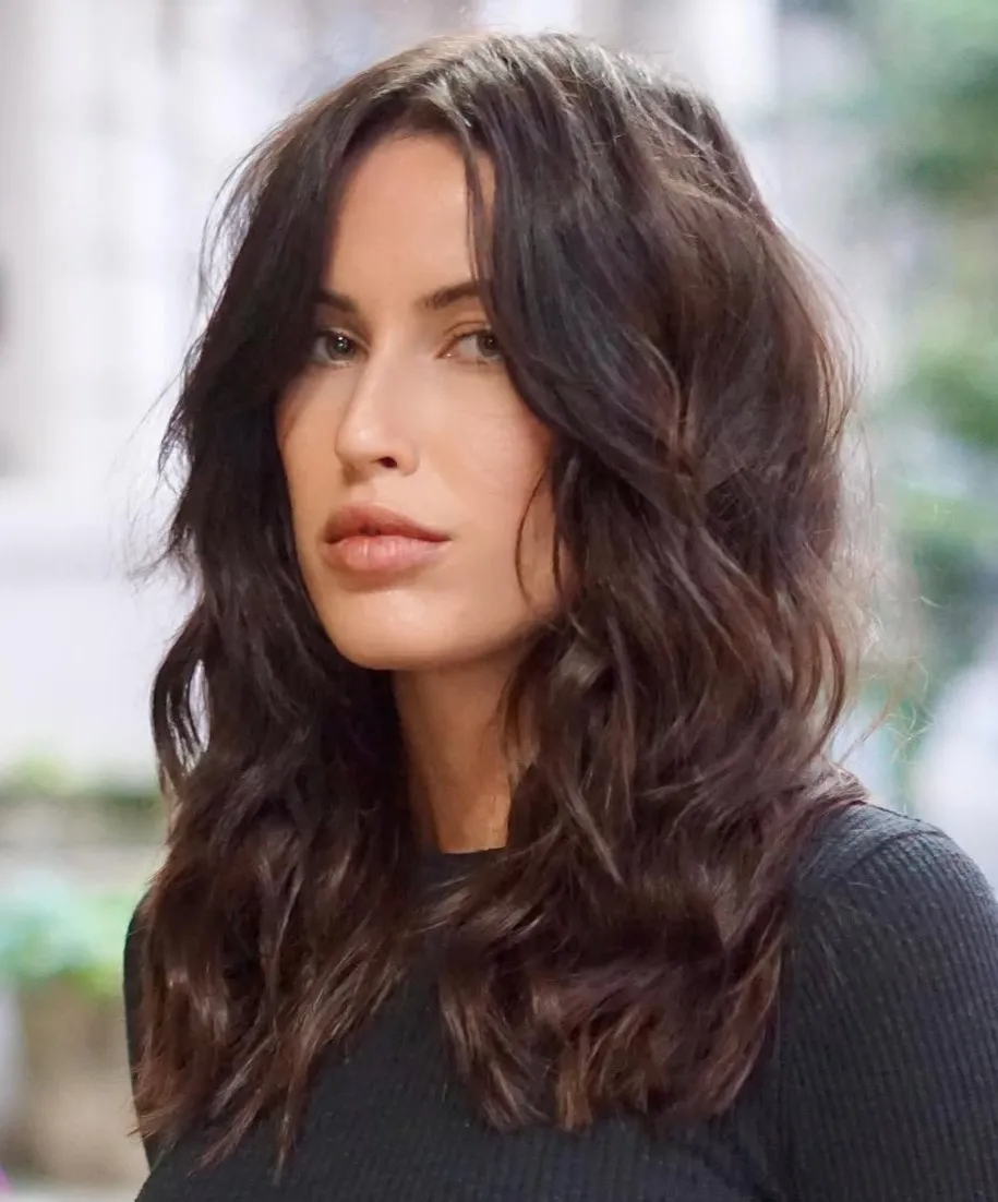 Dugi valovi sa slojevima koji dodaju pokret i uravnotežuju crte pravokutnog lica.