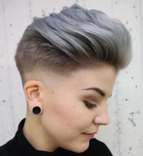 Kratka frizura s dužim vrhom i fade prijelazom, savršena za moderan teen stil.