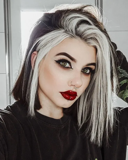 E-girl crni bob s platinastim pramenovima uz lice, moderan i kontrastan stil za djevojke.