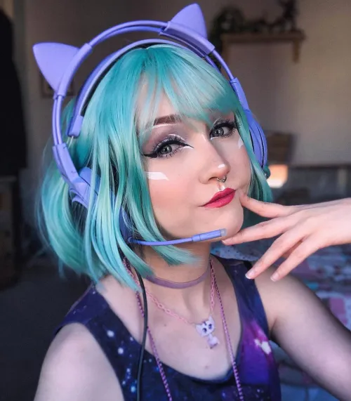 Anime inspirirana E-girl frizura s naglašenim kontrastnim pramenovima.