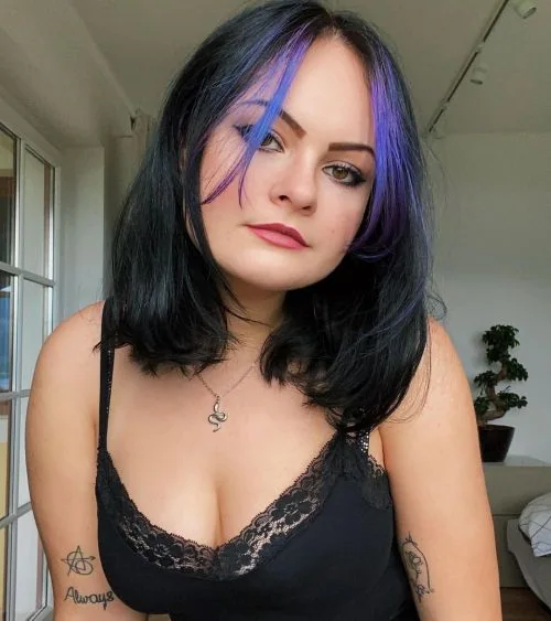 E-girl frufru sa šarenim pramenovima, kreativan i upečatljiv teen stil.