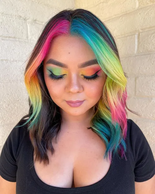E-girl frizura s rainbow pramenovima u živim bojama, idealna za kreativni stil.