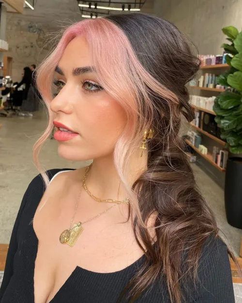E-girl frizura s rozi color block pramenovima, moderan i upečatljiv izgled.