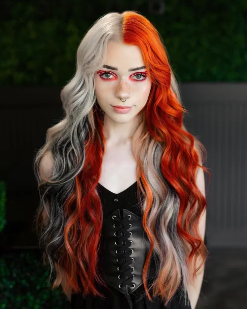 E-girl split color frizura s dvjema kontrastnim bojama kose.