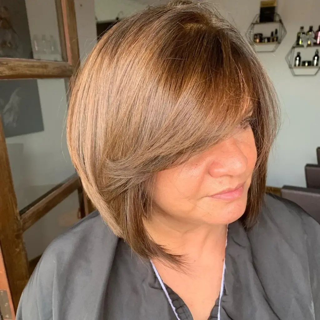 Elegantni paž sa bočnom šiškom koja vizualno sužava okruglo lice i dodaje pokret.