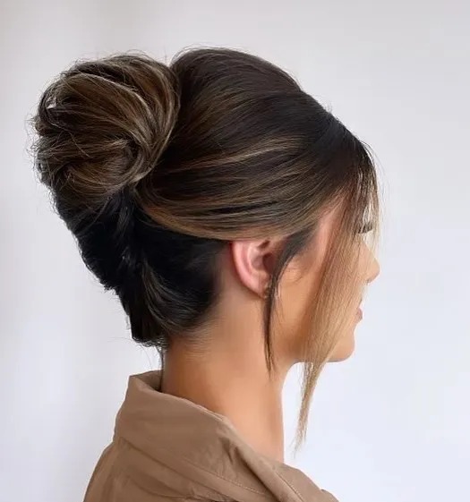 Elegantni pompadour updo, svecana frizura s volumenom u prednjem dijelu.