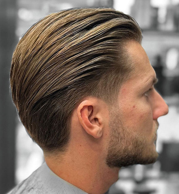 Srednje duga flow frizura počešljana unatrag za elegantan i prirodan izgled.