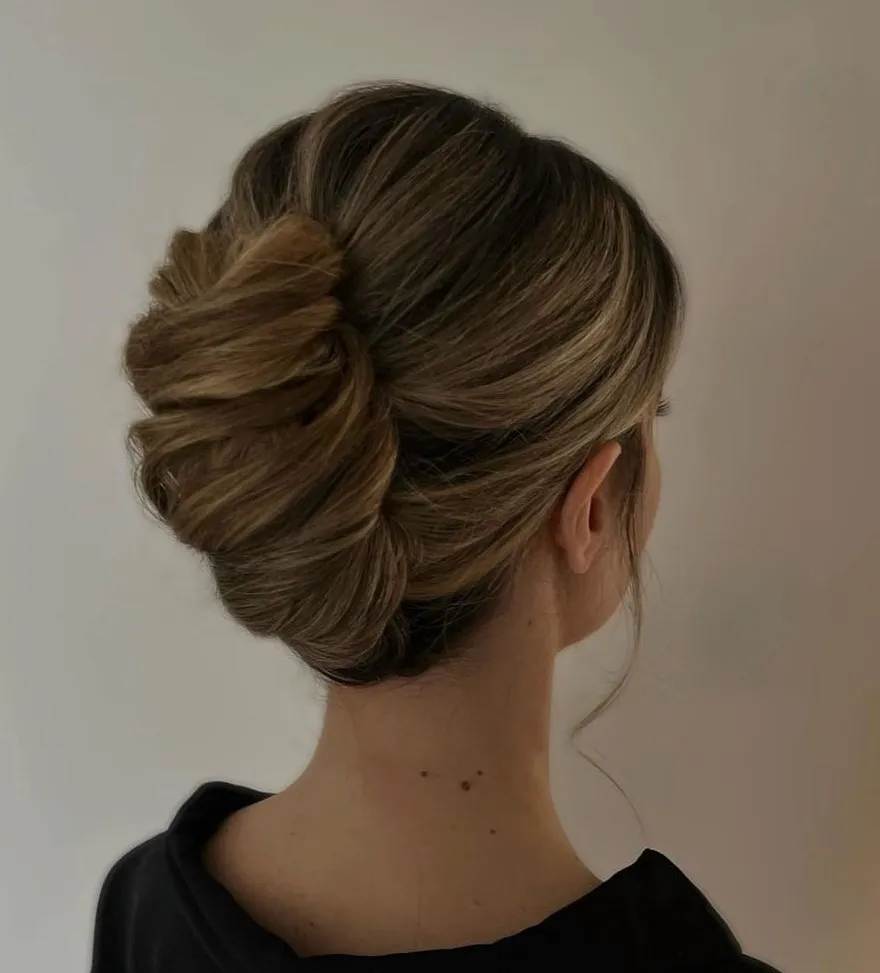 Francuska pundja za dugu kosu, bezvremenska elegantna frizura.