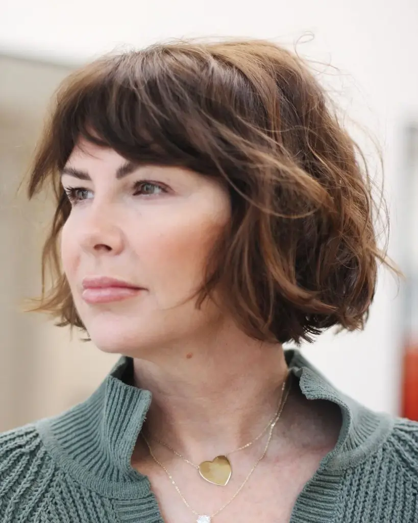 Francuski paž koji uokviruje lice i stvara elegantan, vizualno izdužen efekt.