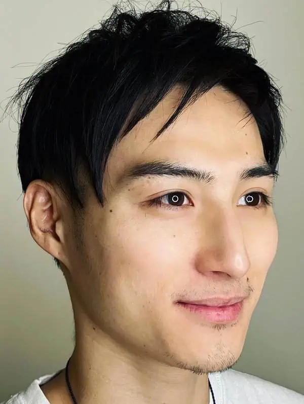 Muška frizura sa šiškama koje prekrivaju čelo i stvaraju skladniji izgled srcolikog lica.