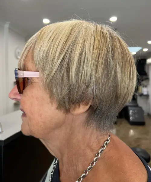 Gladak bixie za ravnu kosu s mekanim linijama za uredan i elegantan izgled starijih žena.